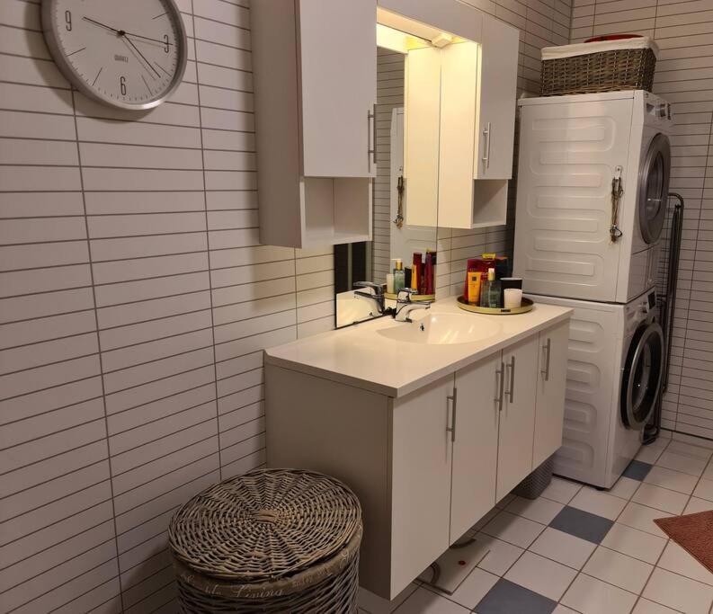 Koselig Og Moderne Leilighet, Meget Sentralt I Narvik Med Gratis Parkering! Luaran gambar