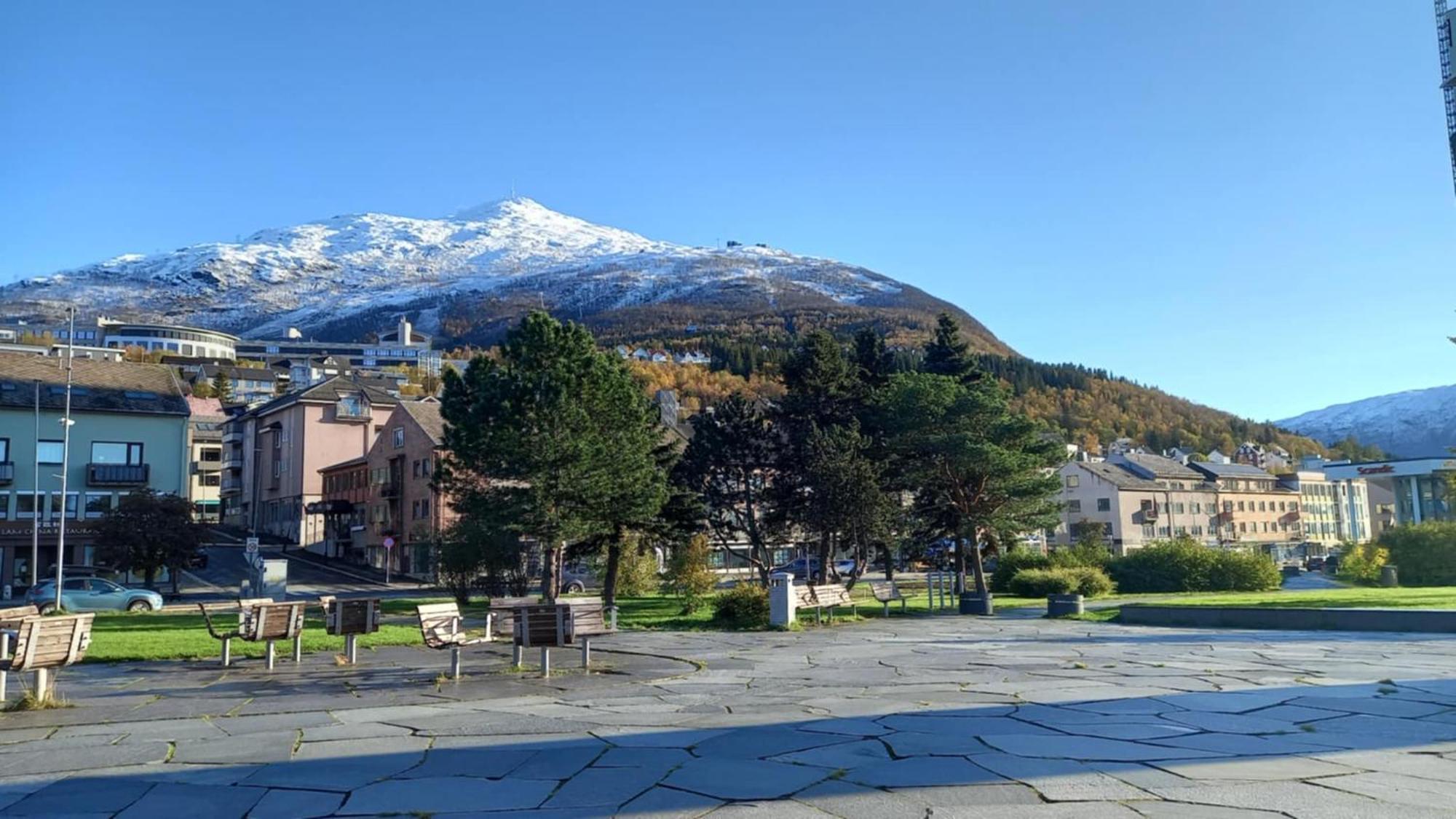 Koselig Og Moderne Leilighet, Meget Sentralt I Narvik Med Gratis Parkering! Luaran gambar